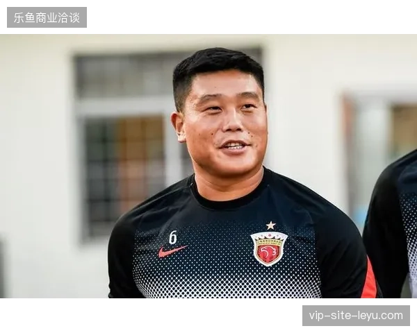 上海海港中场因主力后腰蔡慧康的伤缺而失控，防守硬度与组织能力均出现断崖式下滑